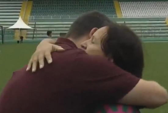 Mãe de jogador da Chapecoense conforta jornalista e abraça-o em momento de dor [vídeo]