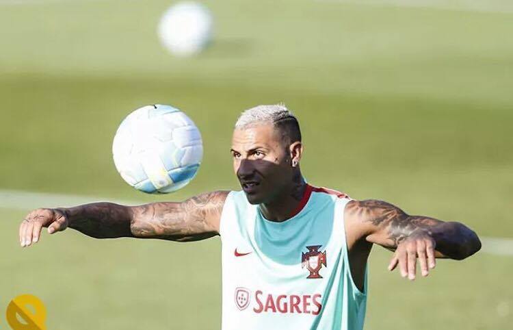 Quaresma leiloa camisola para ajudar jogador com cancro