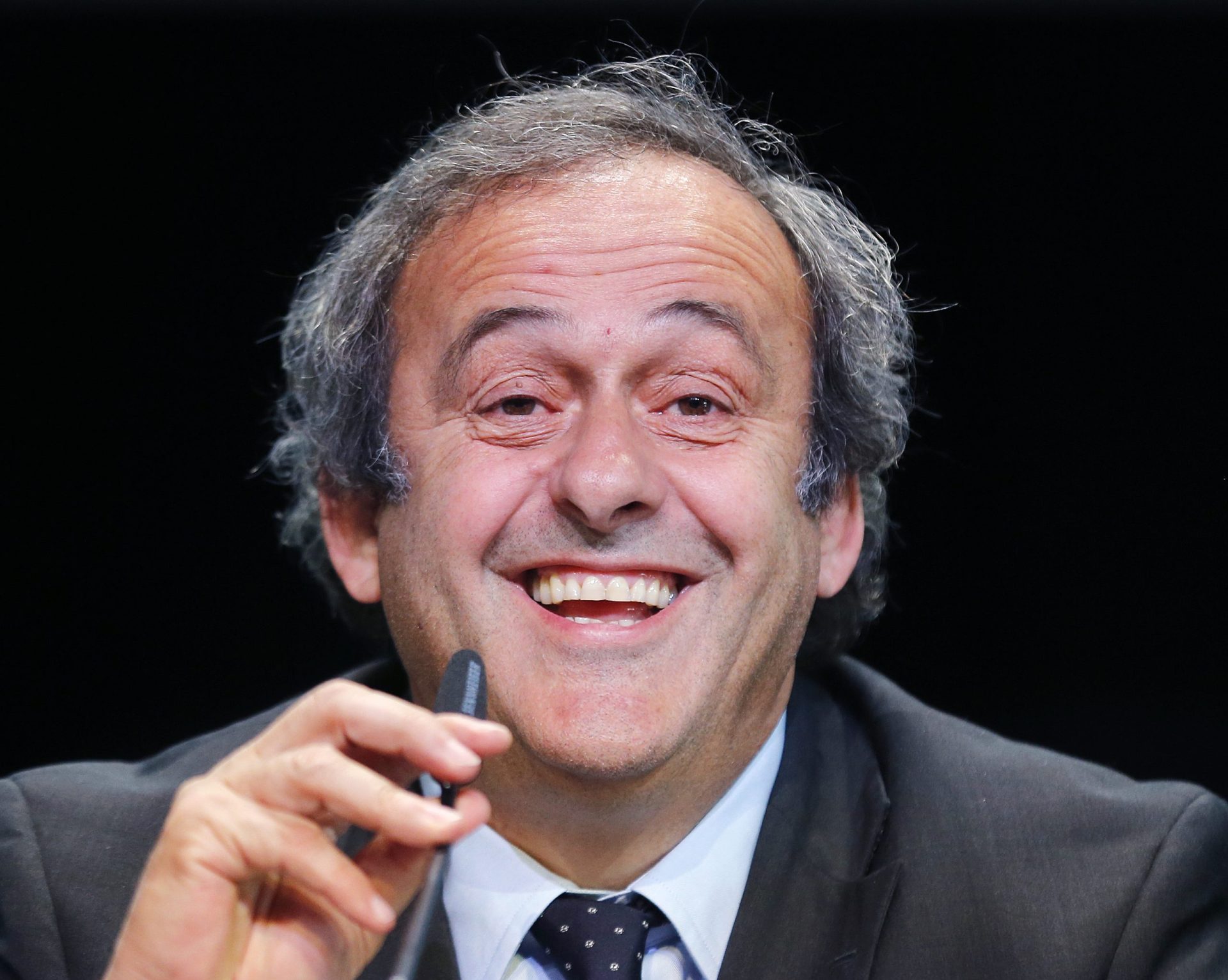 Platini retira candidatura à presidência da FIFA