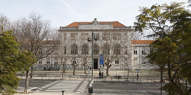 Liceu Camões. Petição foi entregue no parlamento