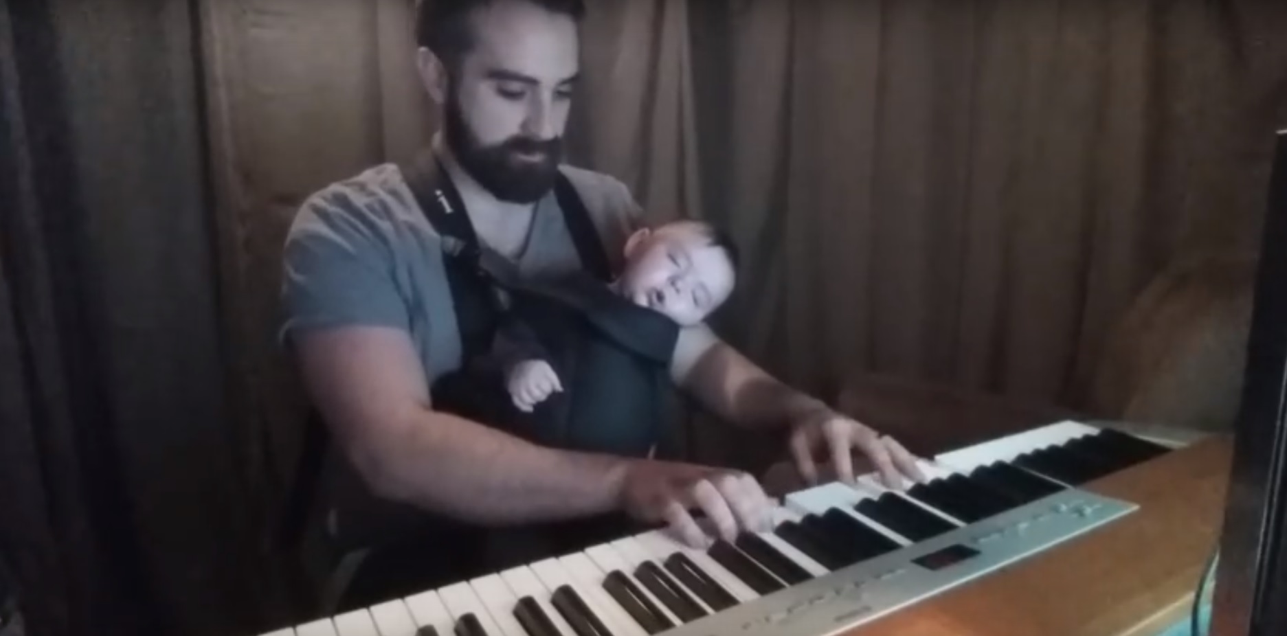Bebé adormece instantaneamente com acordes de piano [vídeo]
