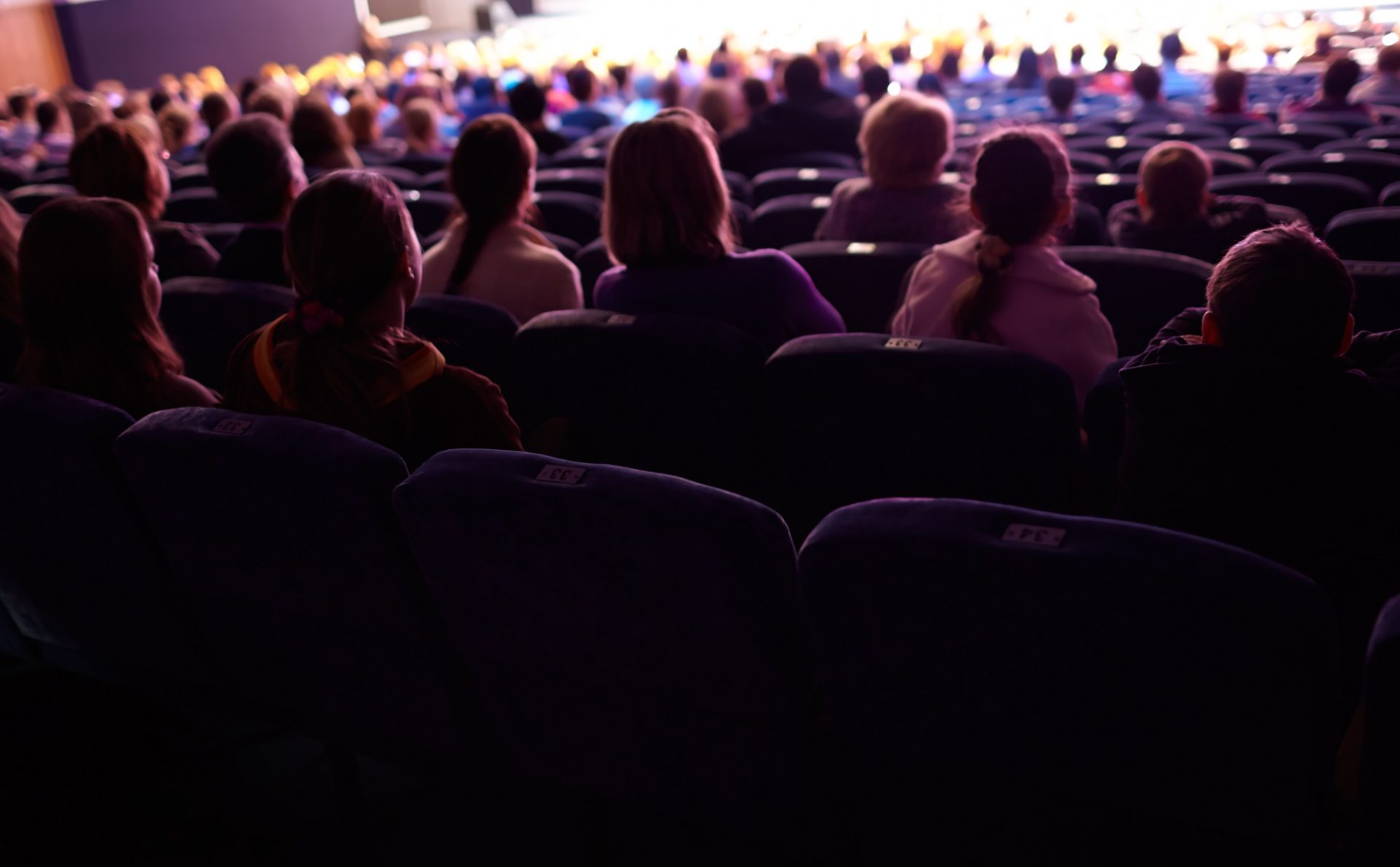 Violência em peça de teatro leva espetadores a desmaiarem