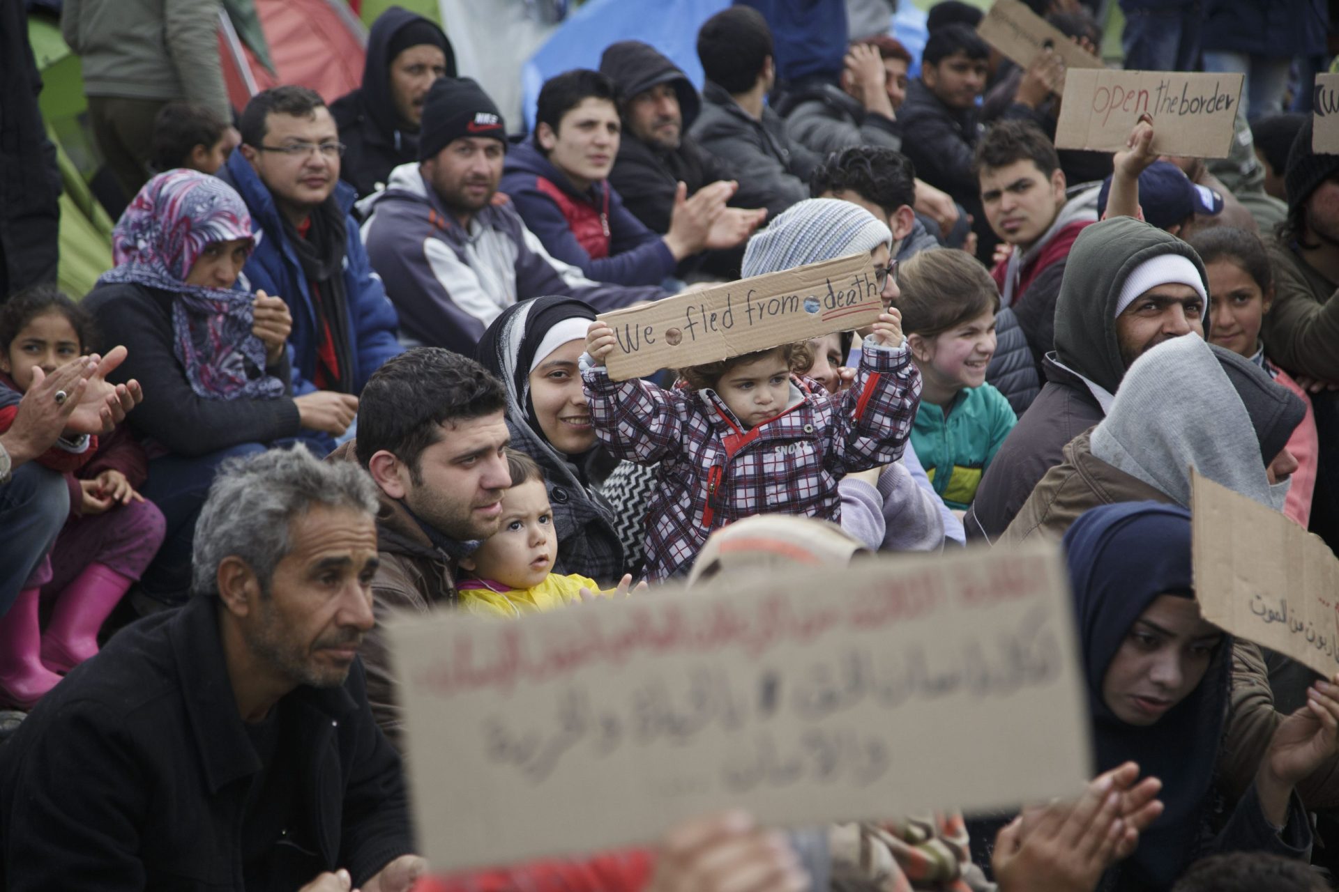 Refugiados pedem ajuda a Merkel