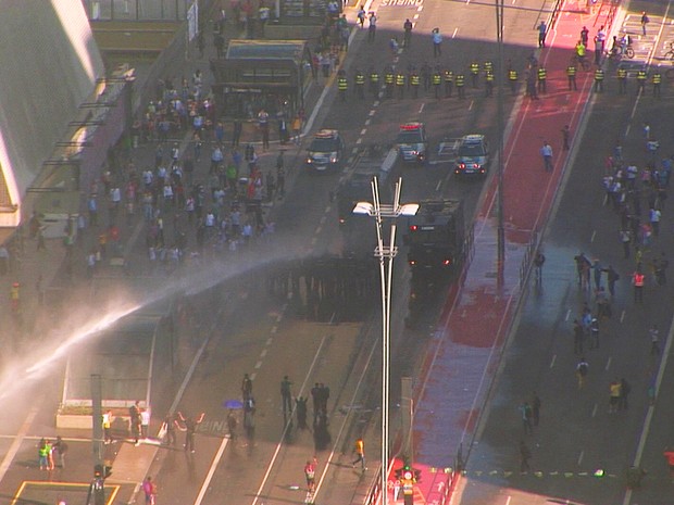 Brasil. Polícia dispersa manifestantes com jatos de água e bombas de gás