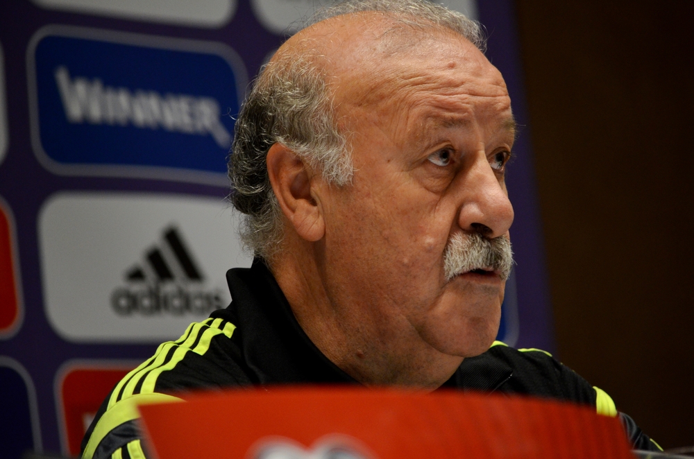 Vicente del Bosque abalroado pelo árbitro auxiliar