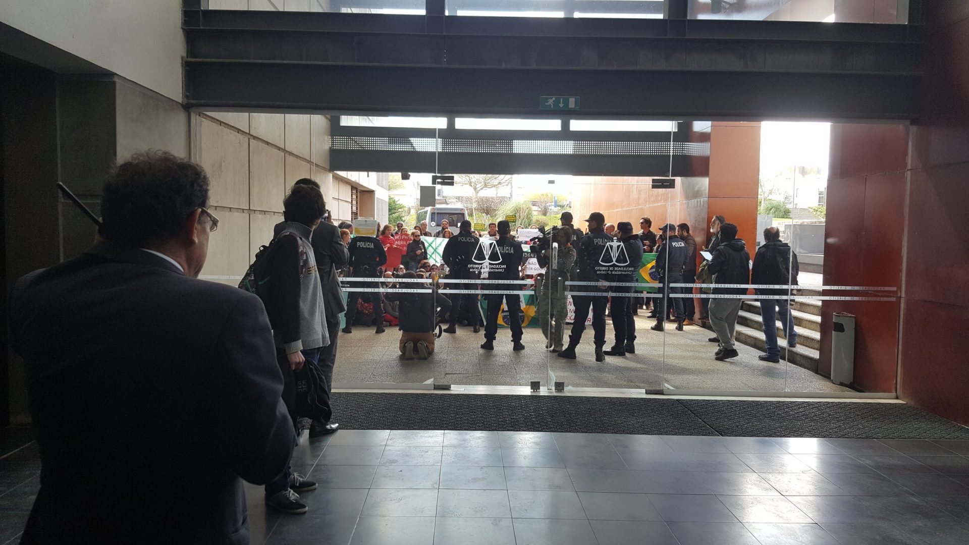 Brasil. Protestos contra impeachment sobem de tom na Faculdade de Direito de Lisboa