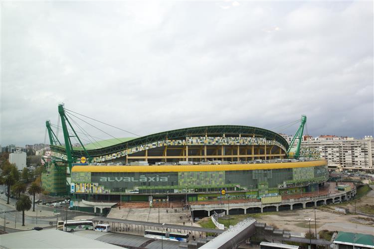 Sporting-Benfica. À quarta tentativa houve fumo vermelho e branco