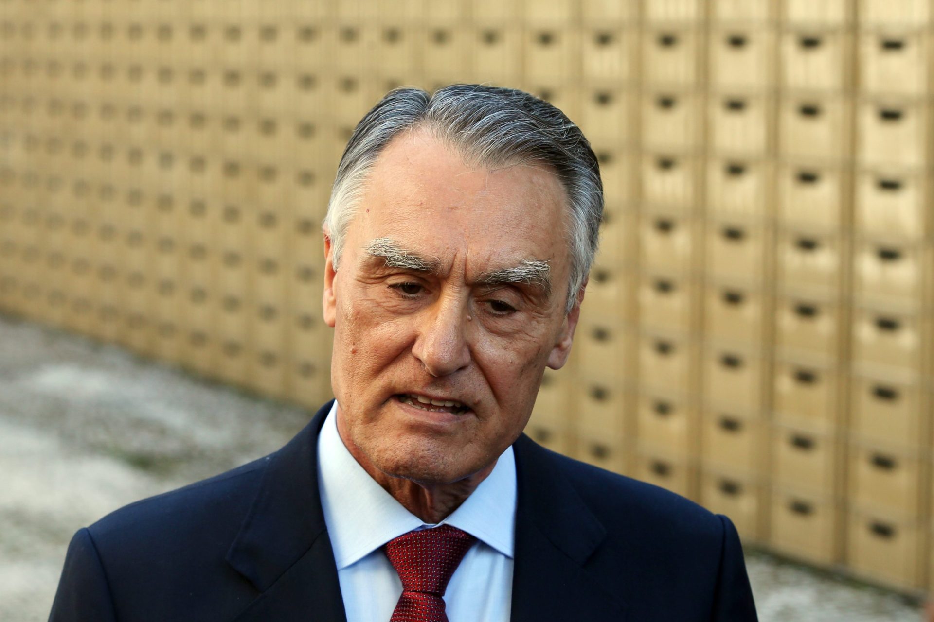 Cavaco sai de cena a dividir