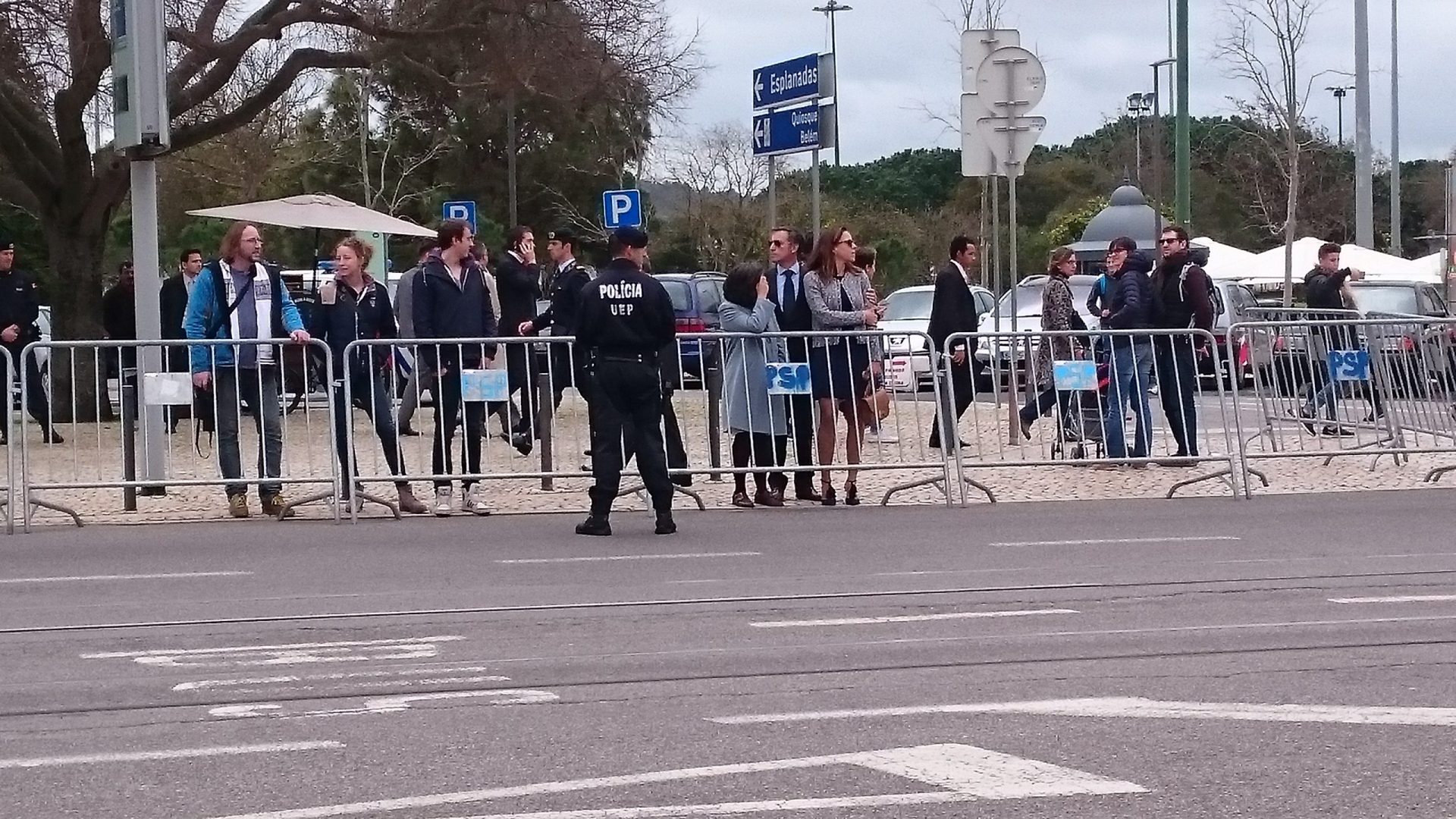 Filhos e nora de Marcelo aguardam chegada do Presidente na rua