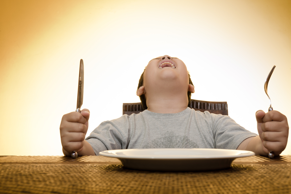 Se o seu filho não controla a fome emocional a culpa é sua