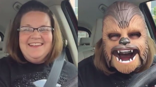 Uma mulher às gargalhadas com uma máscara do Chewbacca. Há melhor viral que este?