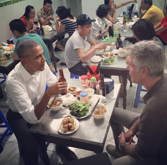 Vietname. Obama vai jantar a uma tasca com Anthony Bourdain