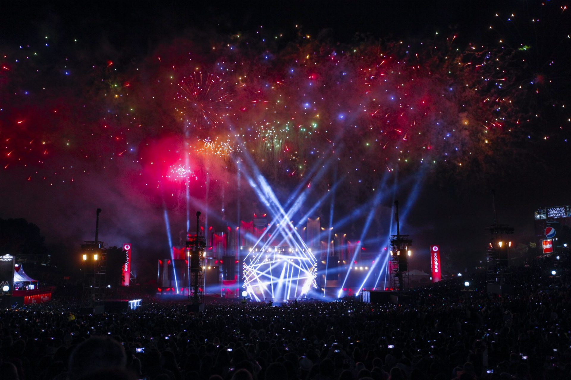 Maroon 5 e o fogo-de-artifício deram cor ao fim de noite do Rock in Rio