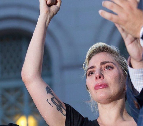 Lady Gaga acaba discurso de homenagem às vítimas de Orlando em lágrimas