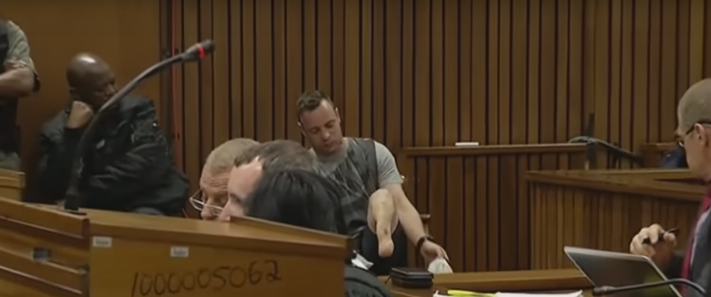 Oscar Pistorius emociona-se ao tirar as próteses em tribunal [vídeo]