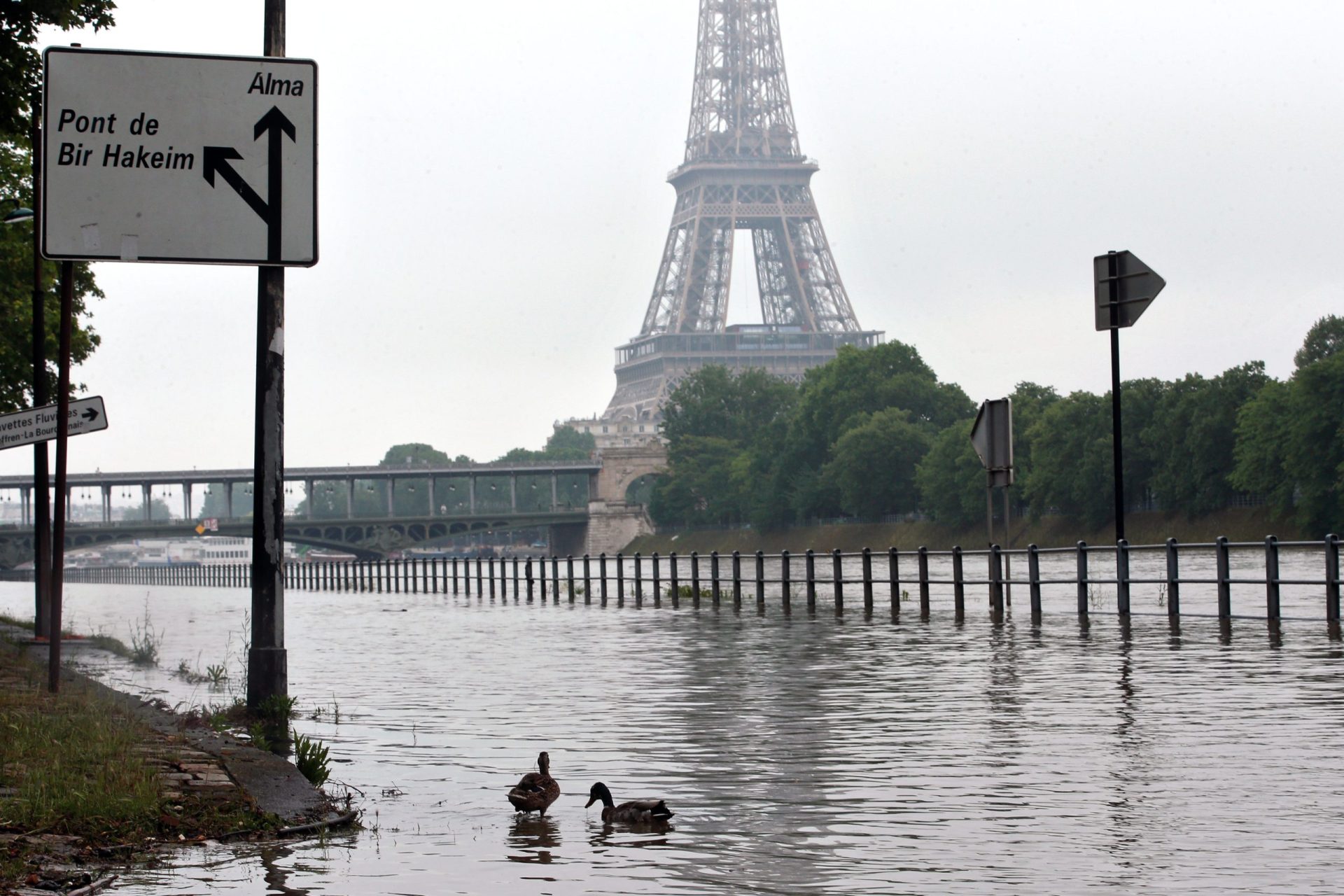 França. Paris sitiada pelas cheias [fotogaleria]