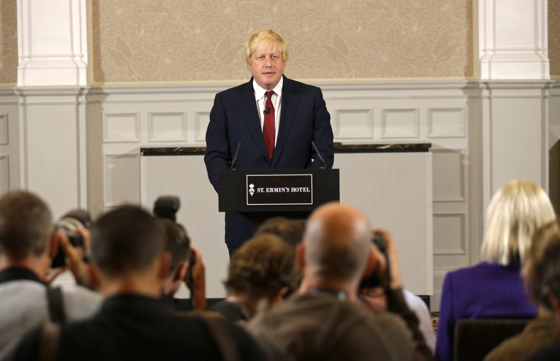 Boris Johnson não vai concorrer à liderança do partido