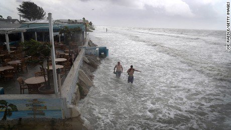 Florida em estado de emergência devido a tempestade Colin