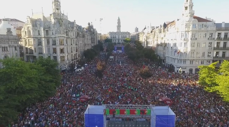 “Emocionem-se connosco”. Portuenses celebram a vitória de Portugal no Euro2016