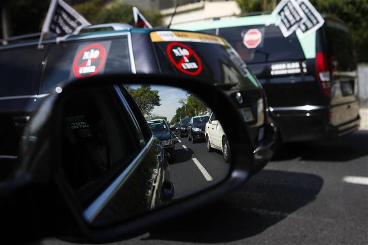 Legalização da Uber deixa taxistas em pé de guerra