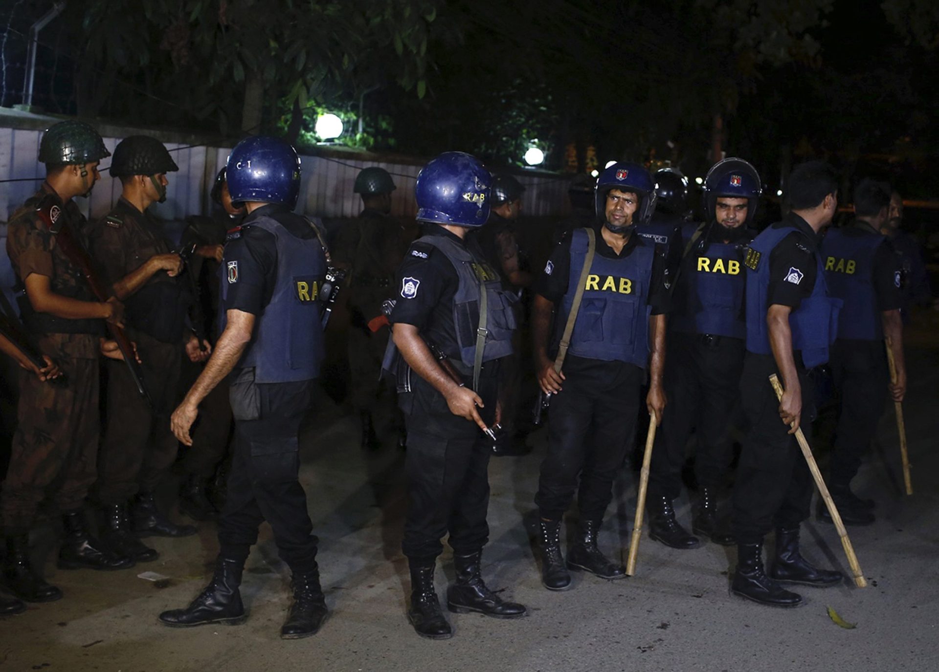 Bangladesh. Estado Islâmico reivindica ataque num restaurante em Daca