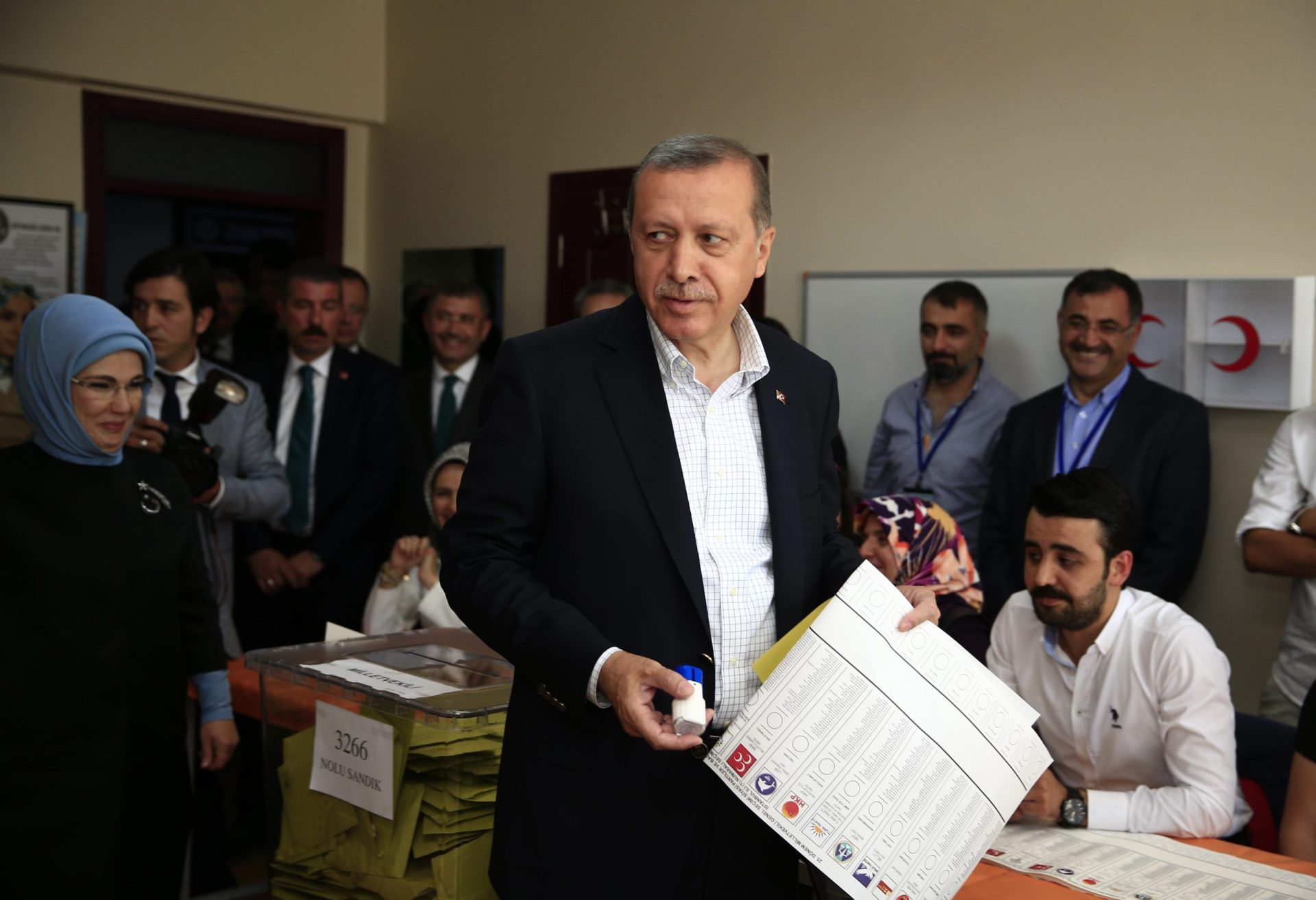 Erdogan reforça poderes para a purga e decreta estado de emergência