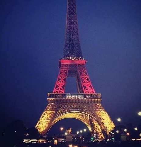 Torre Eiffel com cores alemãs em homenagem às vítimas de Munique