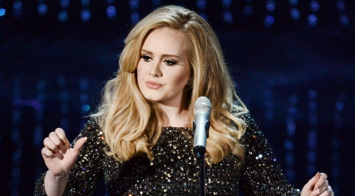 Adele deixa fã em delírio com beijo na boca