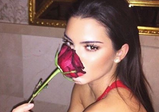 Kendall Jenner perseguida dá de caras com homem na sua residência