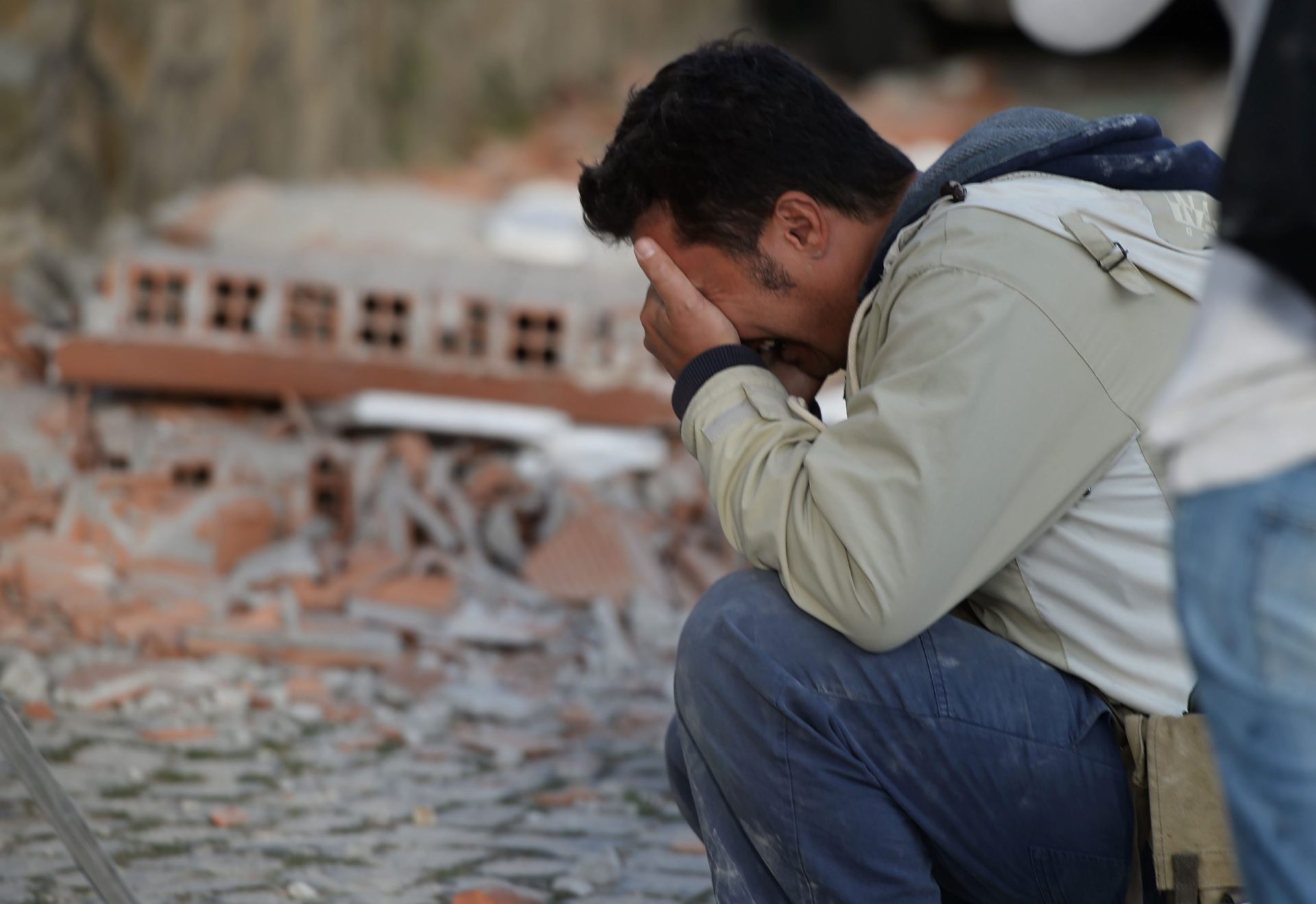 Sismo em Itália. Habitantes usam as próprias mãos para tentar salvar vidas