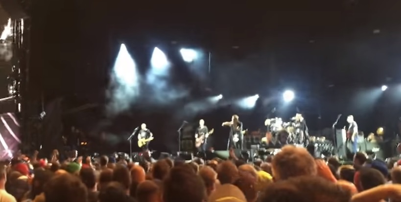 Eddie Vedder interrompe concerto para impedir homem de bater em mulher