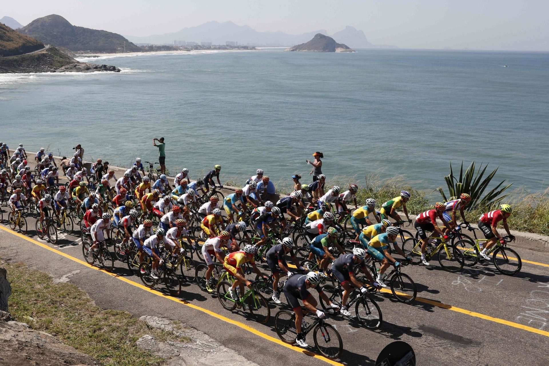 Rio2016. Explosão controlada junto à meta da prova de ciclismo