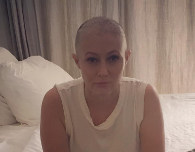 Shannen Doherty que luta contra o cancro mostra cabeça rapada