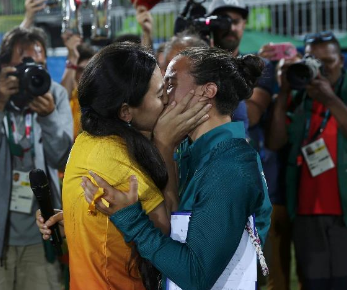 Voluntária pede jogadora de rugby em casamento durante os Jogos do Rio