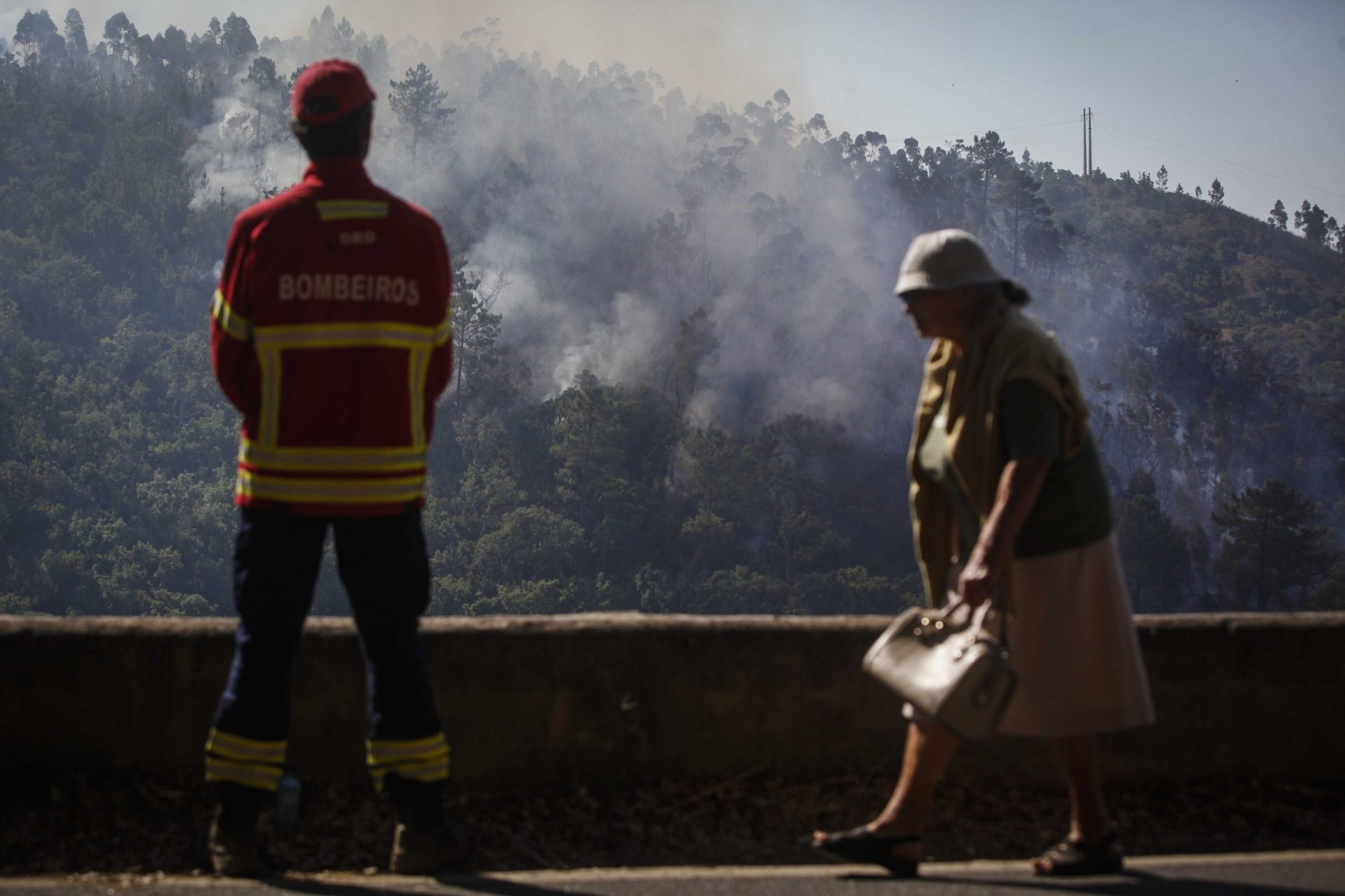 Ourém. Quase 150 operacionais combatem fogo