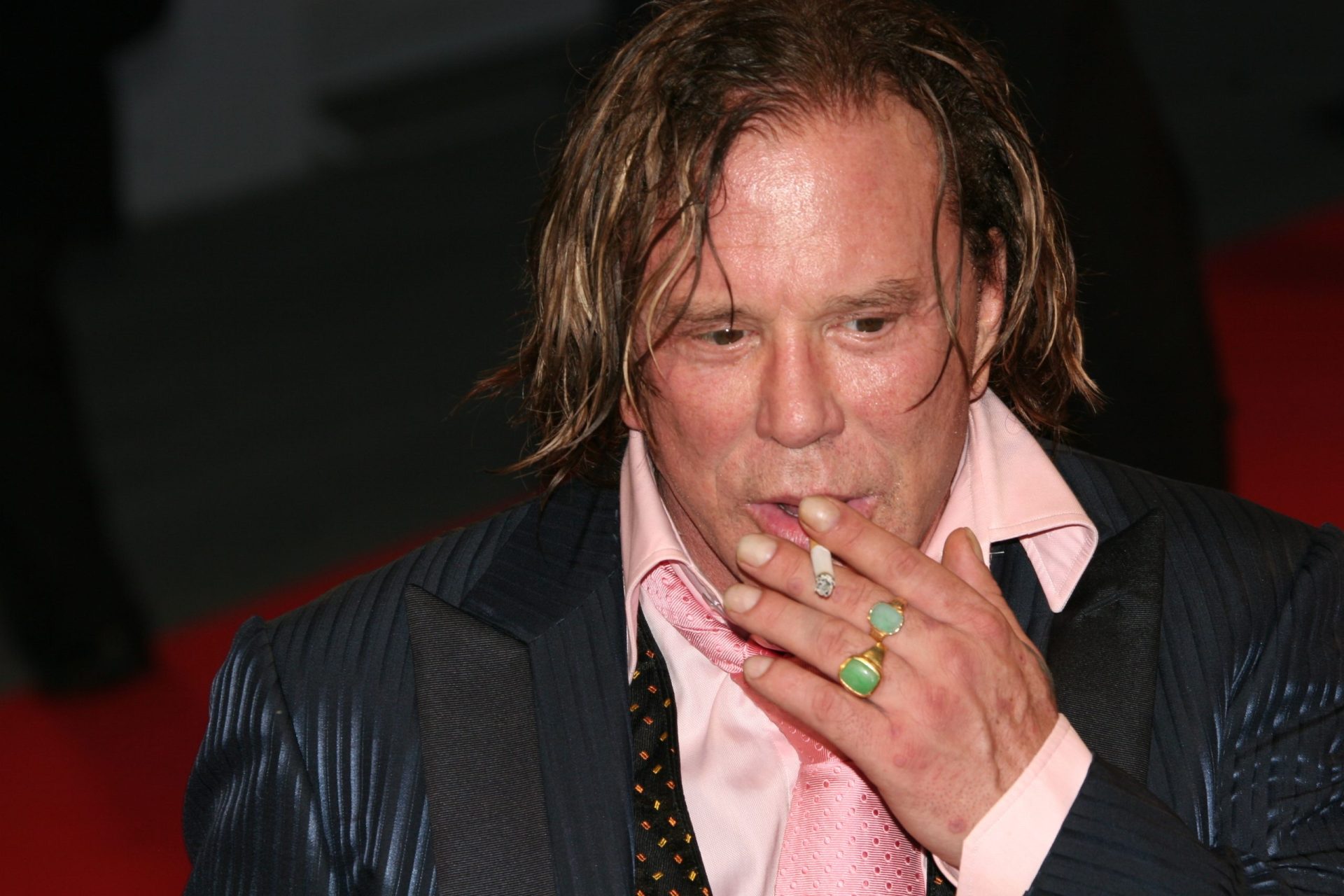 Mickey Rourke submeteu-se a nova operação e não perdeu tempo a mostrar o resultado