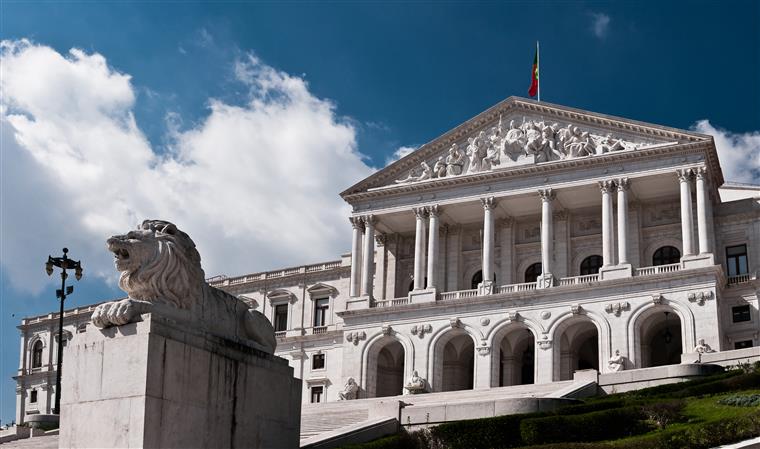 Manifestação dos polícias desloca-se até à Assembleia da República em última hora