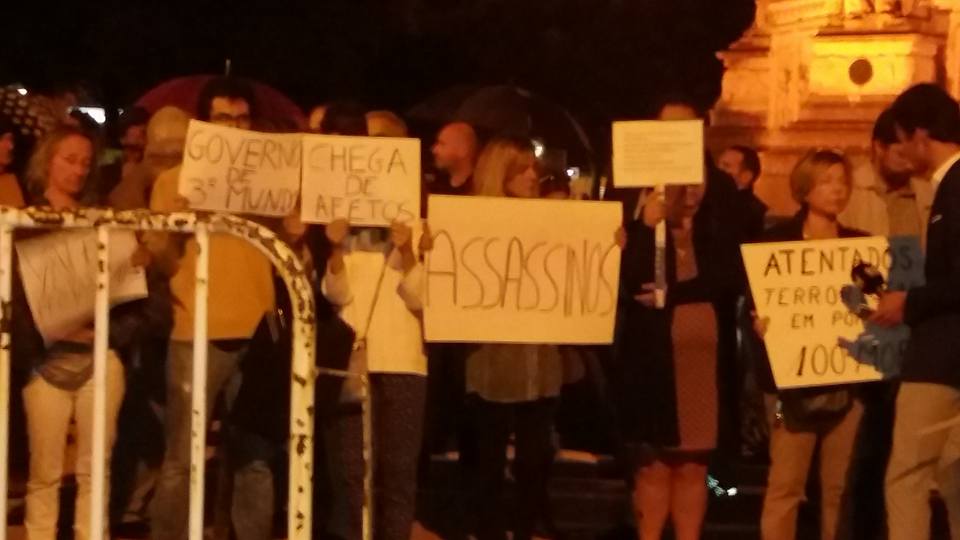 Dezenas de pessoas em protesto contra incêndios florestais