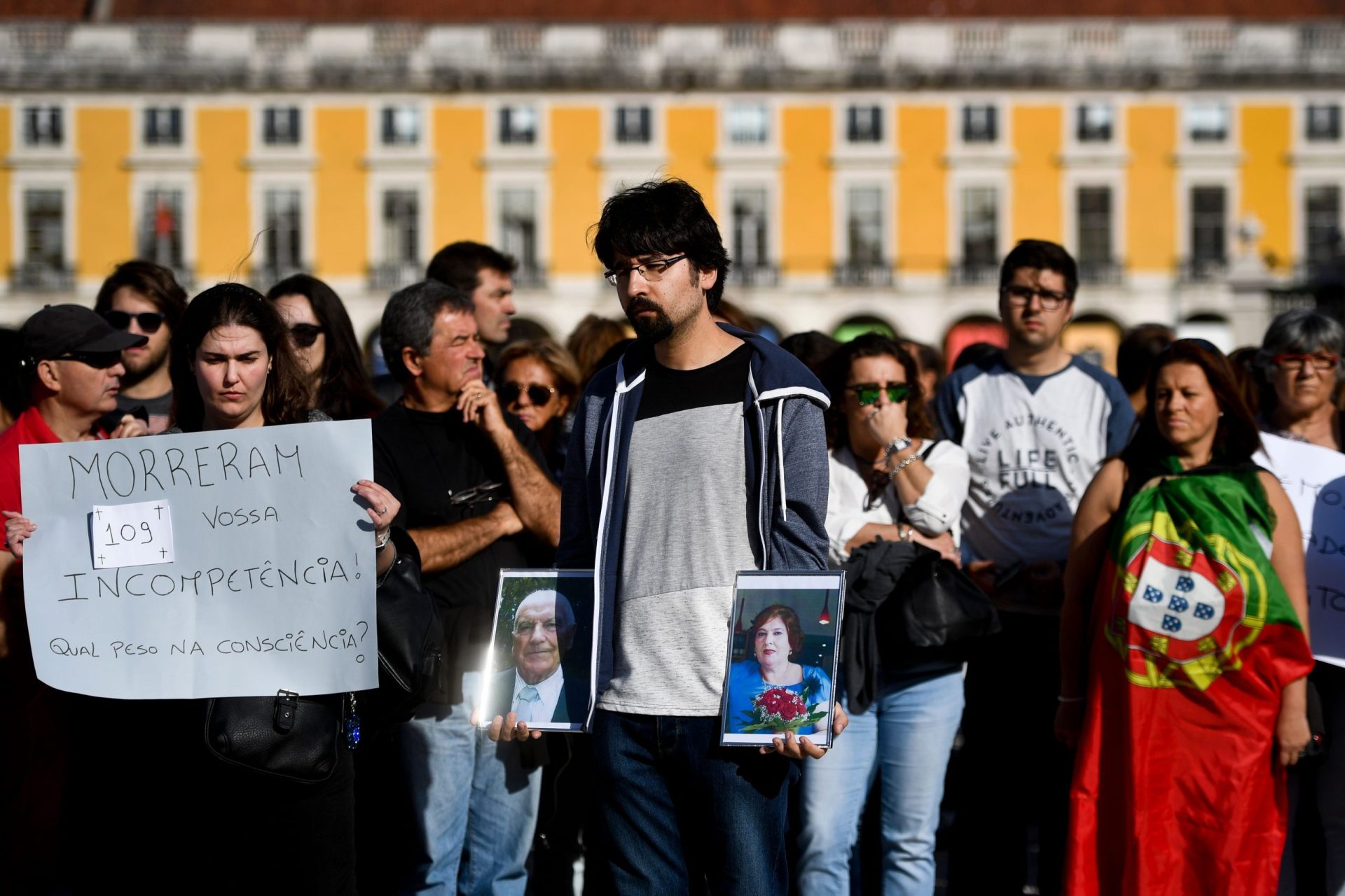 Milhares de pessoas em manifestação contra incêndios em todo o país