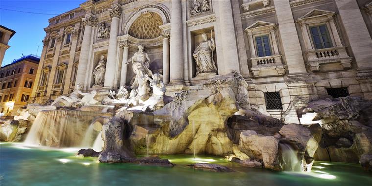 Homem detido em Itália por despejar tinta na Fontana di Trevi