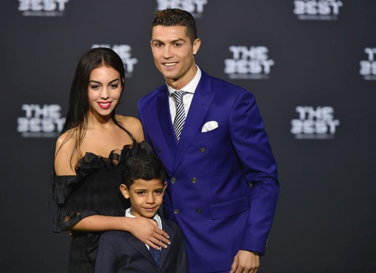 Nova fotografia revela lado maternal de Georgina com filhos de Ronaldo