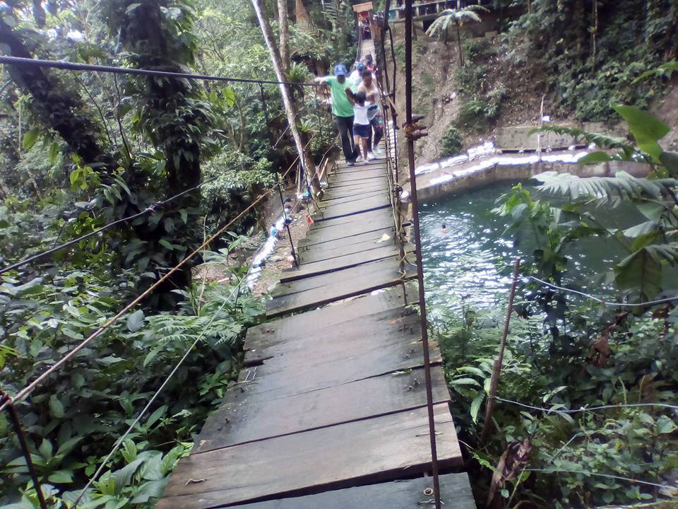 Ponte suspensa vira-se e provoca a morte a sete pessoas