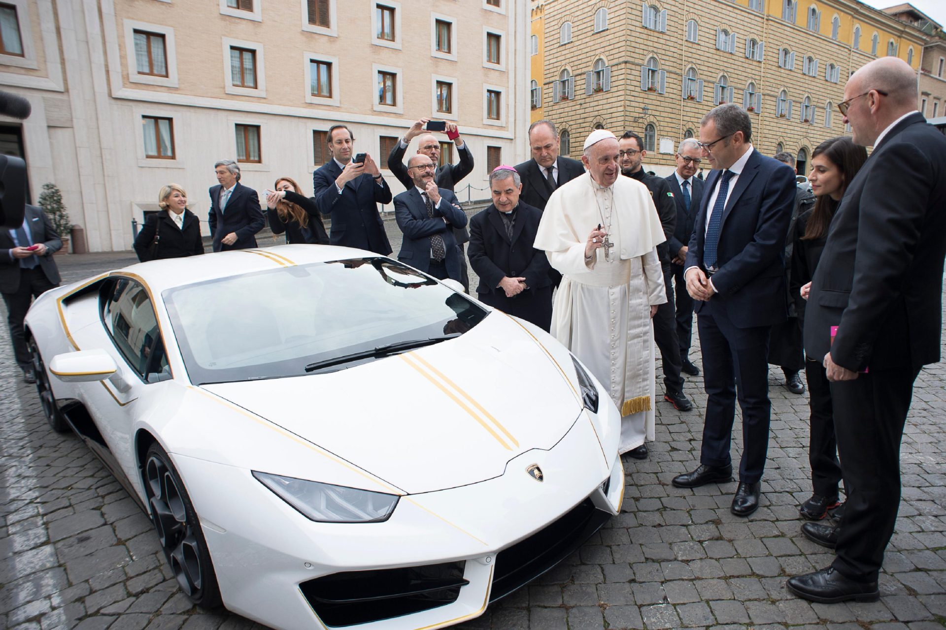 Lamborghini oferece carro ao Papa