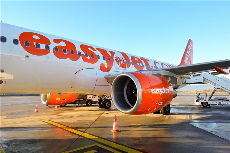 Homem tenta ir à ‘boleia’ em casa de banho de voo da easyJet