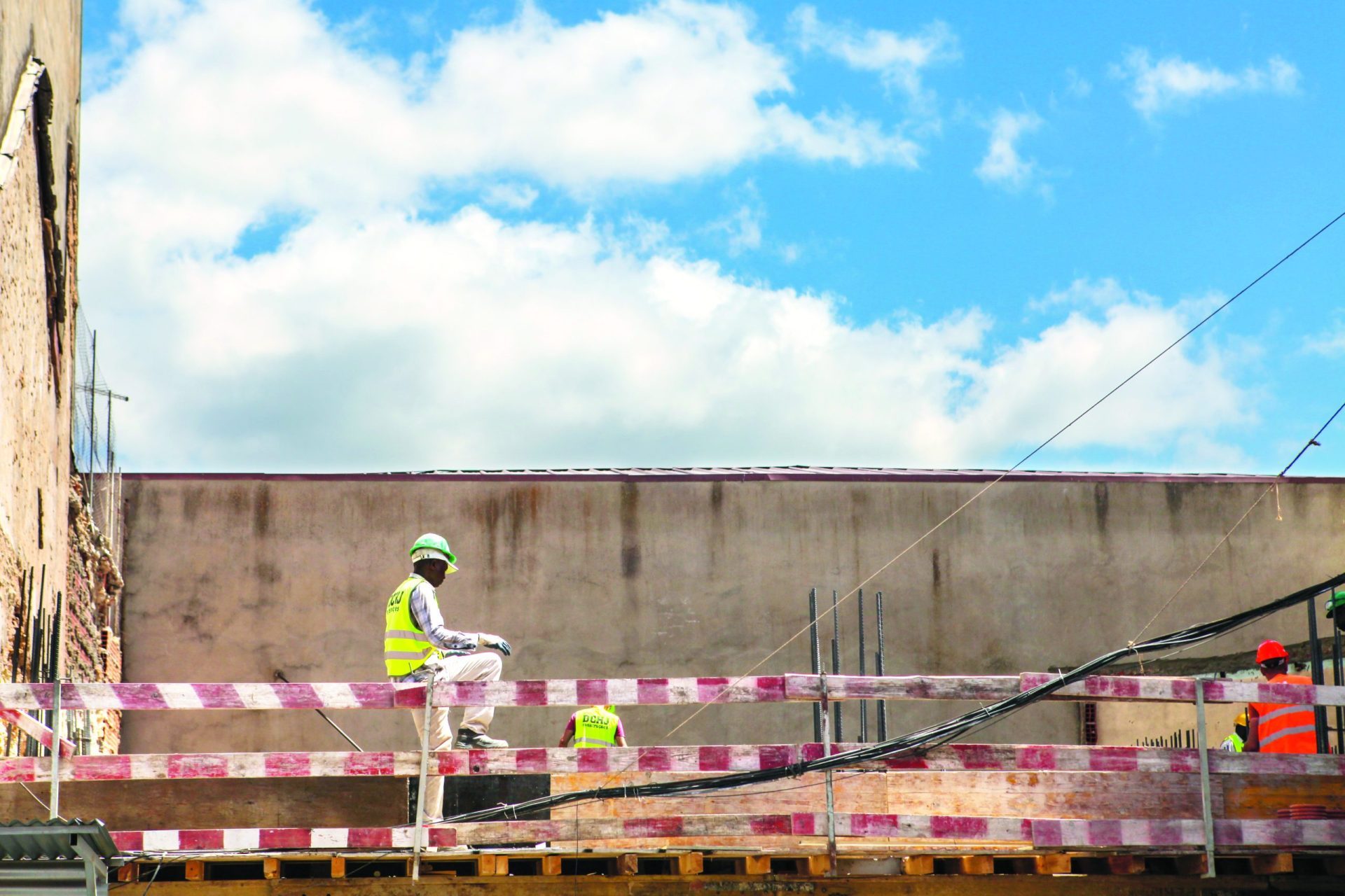 Obras paradas fazem construção voltar a tremer