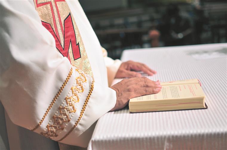 Padre assume paternidade de bebé e continua em funções