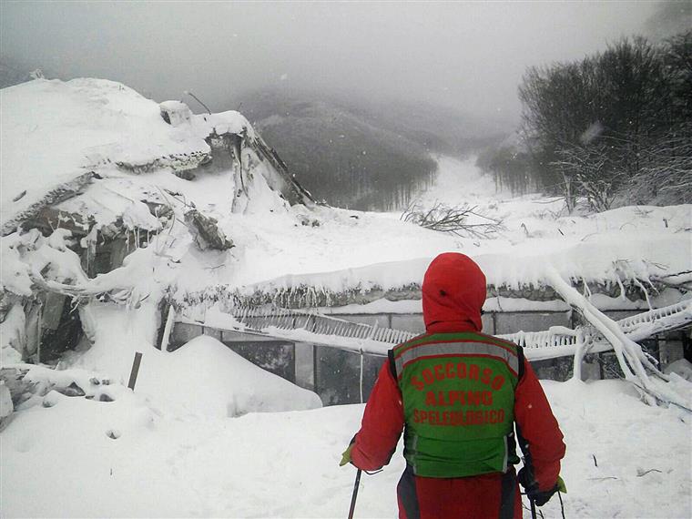 Itália. Encontrados mais 4 sobreviventes do hotel soterrado na neve