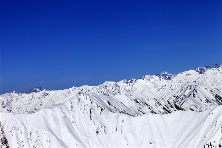 Alpes Franceses. Mais de 100 pessoas presas em teleférico avariado