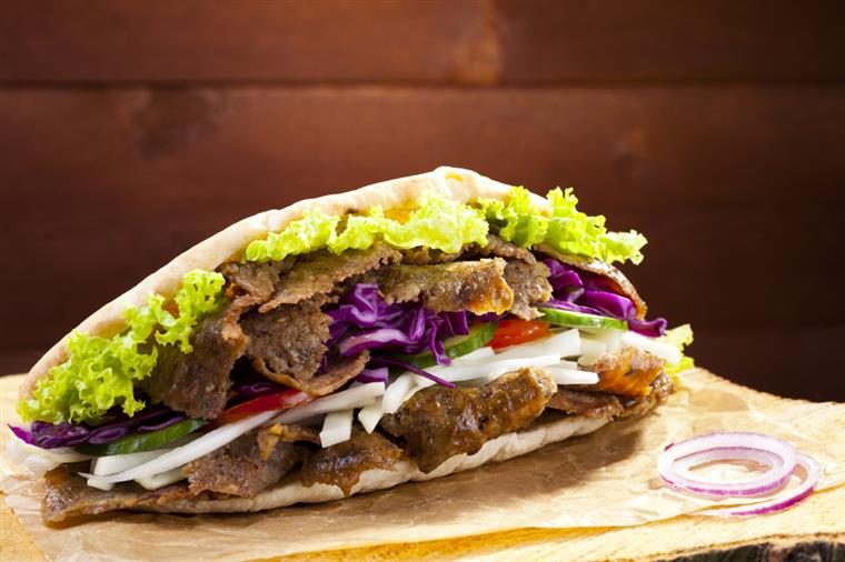 Bruxelas garante que “UE não quer banir ‘kebab’”