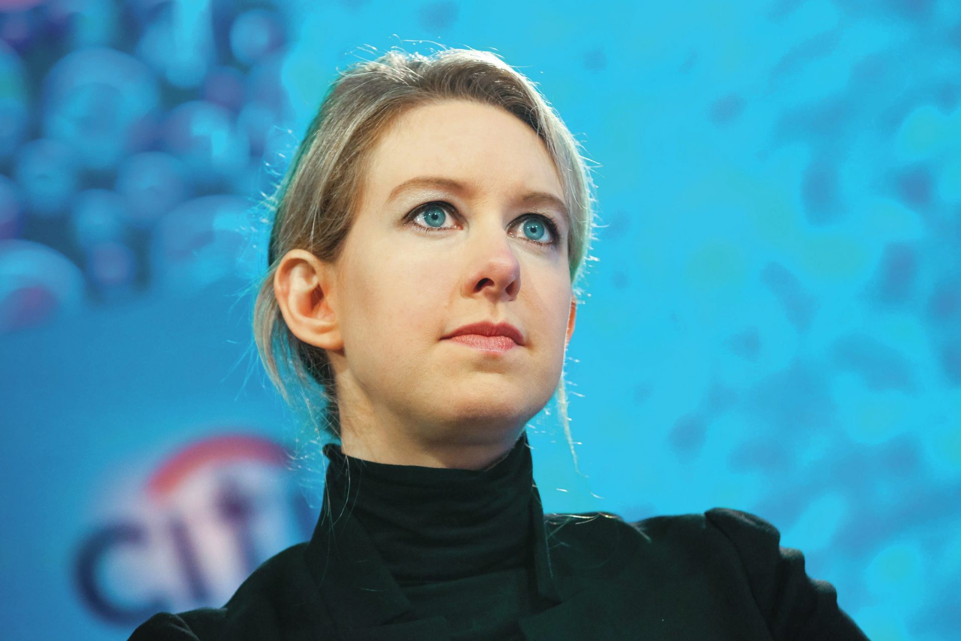 Elizabeth Holmes. A queda da bilionária que odiava agulhas